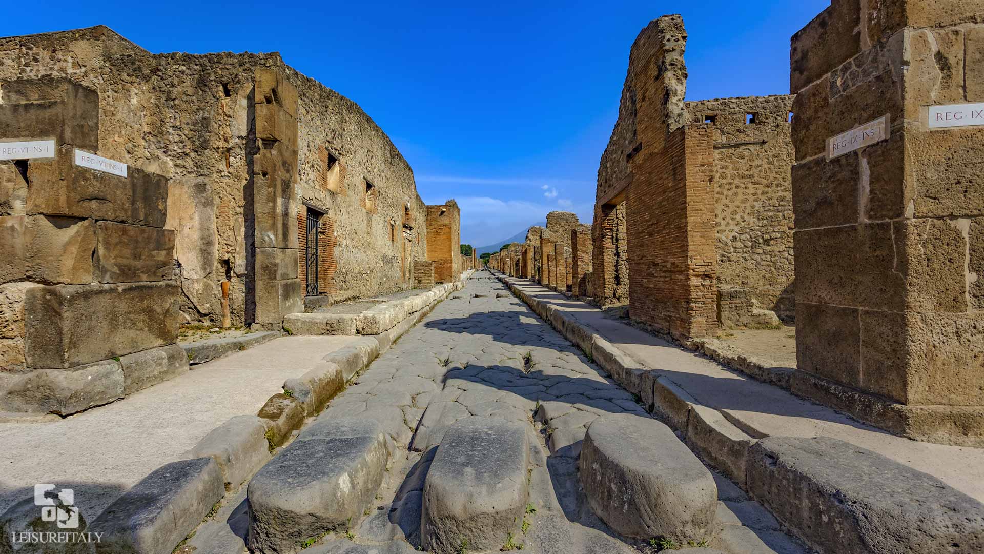  The image shows the ancient Roman cities of Pompeii and Herculaneum, which were destroyed by a volcanic eruption in 79 AD. The temperature difference between the two cities at the time of the eruption is believed to be the reason for the different states of preservation of the two cities.